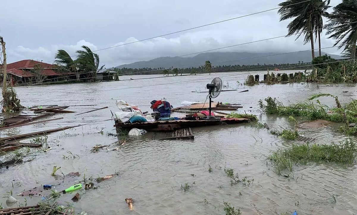 Typhoon Molave hits Central Vietnam