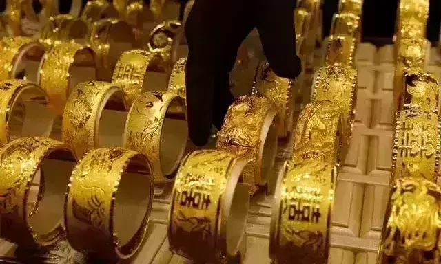 Gold records big drop in price for second time in a row