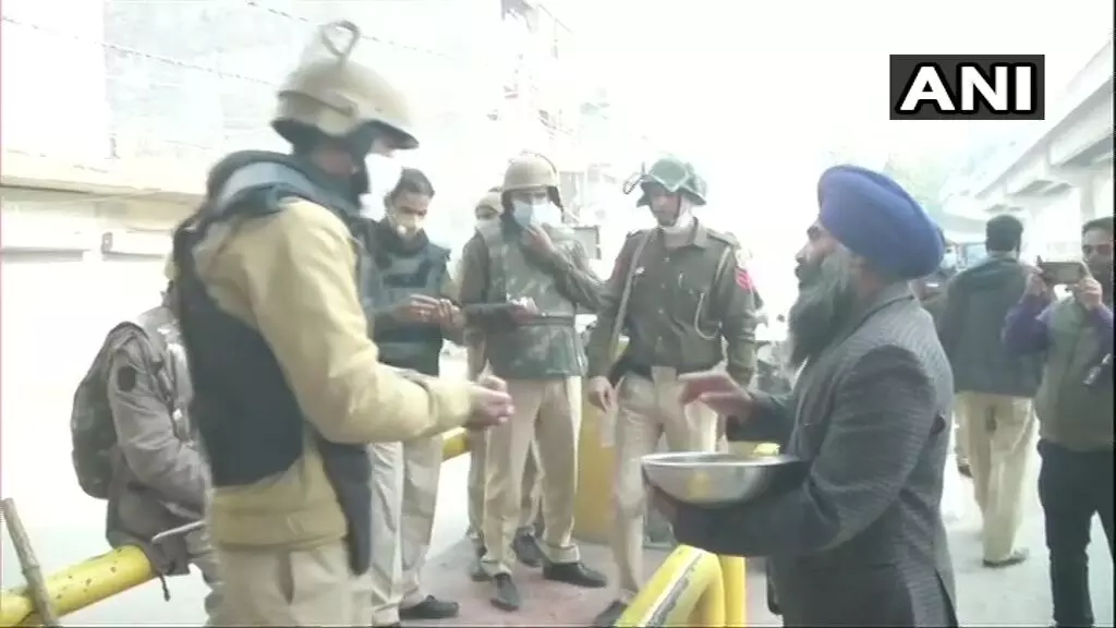 Guru Nanak Jayanti: Protesting farmers offer prayers, distribute prasad to security personnel [In Gallery]