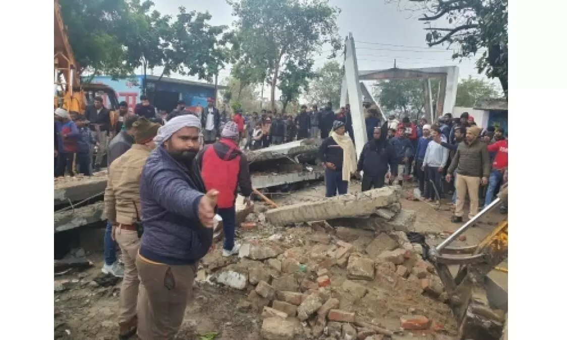25 killed after cemetery roof collapsed in UP