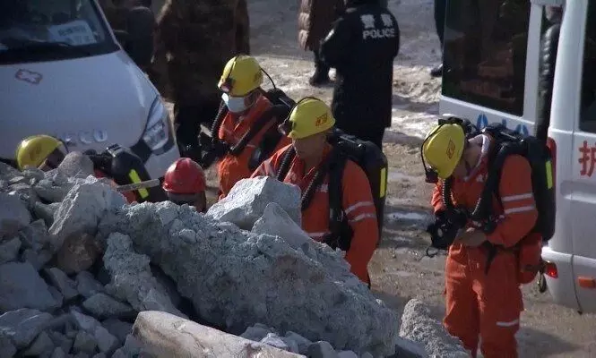 Gold mine accident in China, 12 miners alive