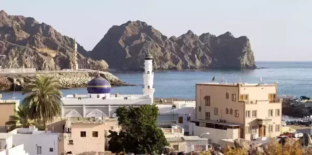 Oman extends closure of land borders for another week