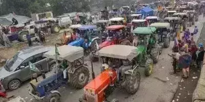 #KisanTractorRally: Farmers break police barricades at Singhu border
