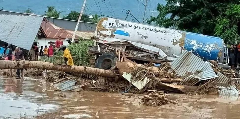 Indonesia floods: Death toll climbs to 117