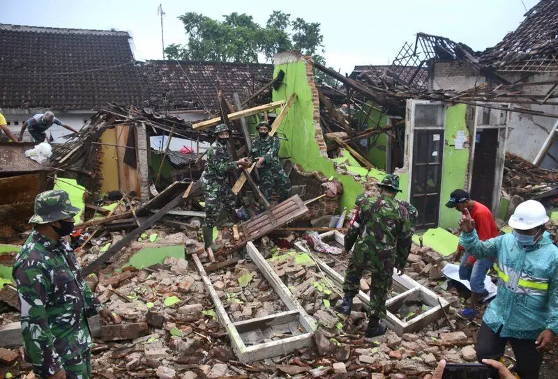 6.1 magnitude quake kills 8 in Indonesia