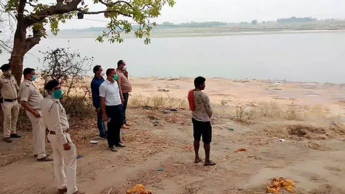 Bodies found buried in banks of Ganga cause panic