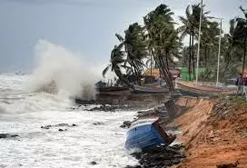 Cyclone Tauktae bashes ashore Gujarat, storm to weaken in next 3 hours
