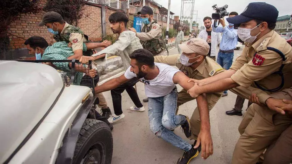 Authorities use force to foil Muharram processions by Shia mourners in Srinagar