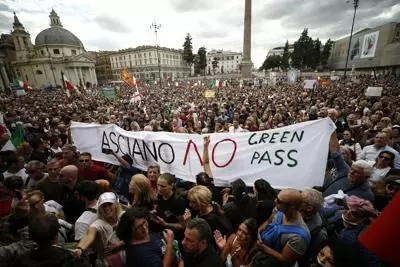 Workers in Rome protest health pass requirement at workplaces