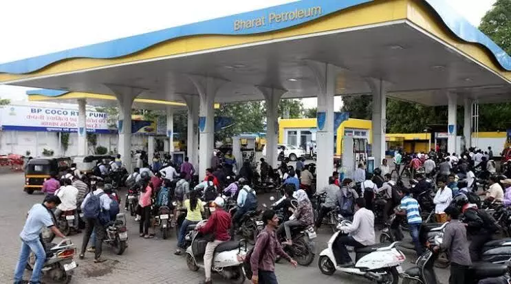 Delhi cuts VAT on fuel, reduces price by ₹8