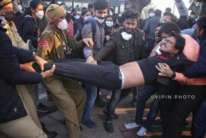 Delhi doctors protest: resident doctors allege brutal police crackdown, threaten suspension of services
