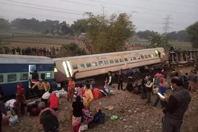 At least 8 killed, several others injured as express train derails in West Bengal