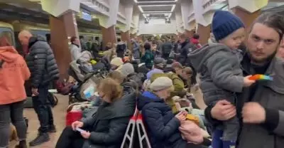 As war rages thousands of Ukrainians flee the country