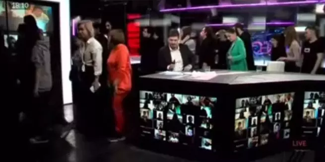 Russian TV staffs stage walkout on-air before resigning