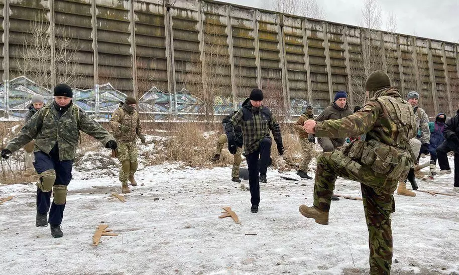 Civilians take arms-crash-course to defend Ukraine