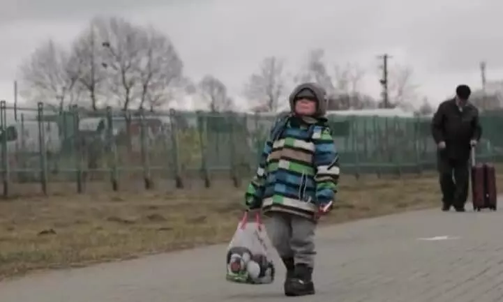 Video of Ukrainian boy crying while crossing Ukraine border melts hearts