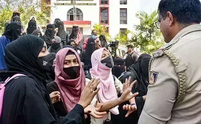 Student approaches SC to overturn Hijab ban upheld by Karnataka High Court