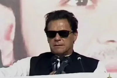 Imran Khan urges people to come out for the battle for Pakistan