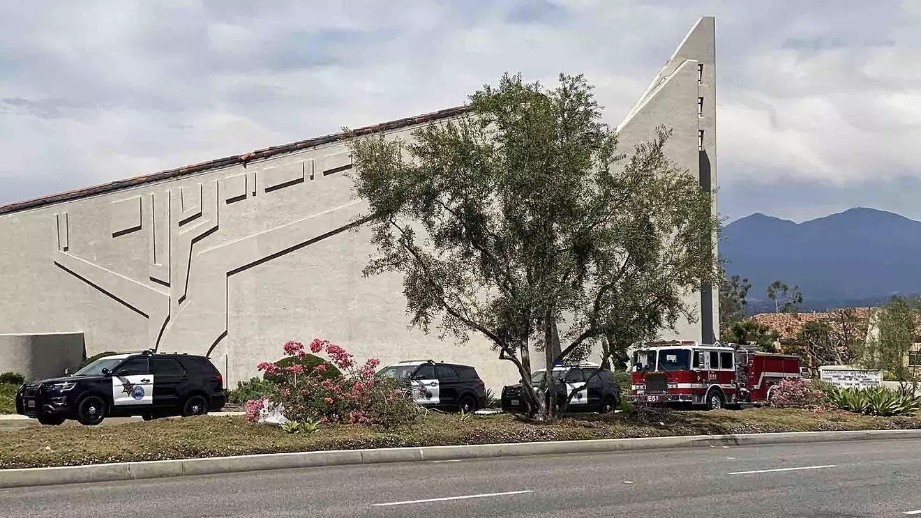 Gunman kill one churchgoer in California;  culprit caught,  hog-tied
