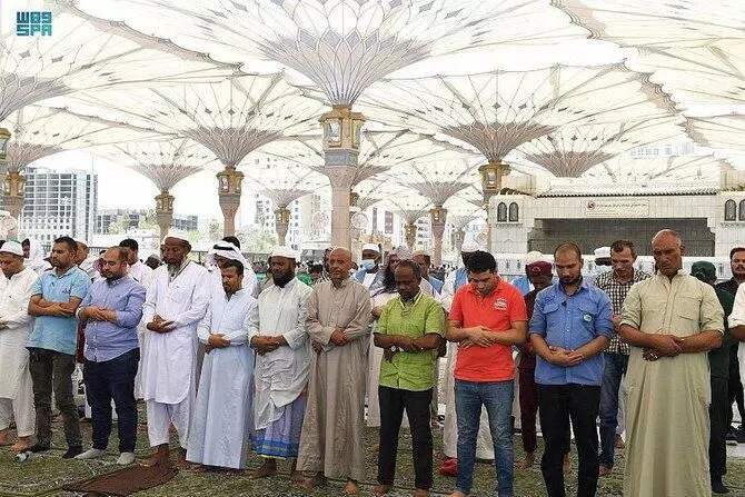 Prophets Mosque in Madinah installs 250 umbrellas, marble flooring to regulate heat