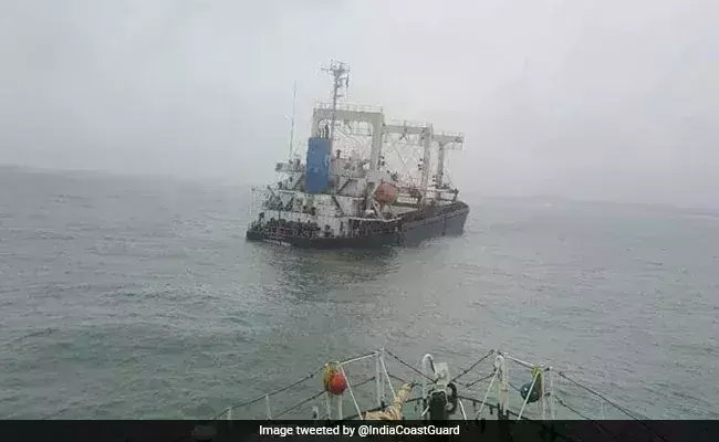 Coast Guard dispatches six vessels and two aircraft to check oil spill on Mangalore seashore