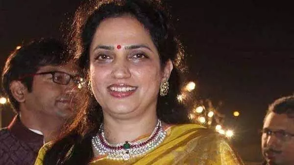 Uddhavs wife Rashmi steps in to save Thackeray government