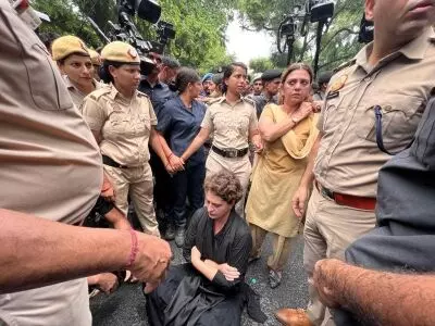Congs protest march to PMs residence foiled, Priyanka detained