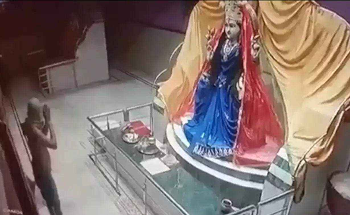 Thief bows before stealing temple valuables, netizens admire the gesture