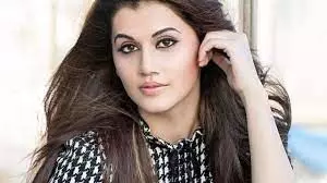 Taapsee Pannu opens up about working with SRK as a 90s kid
