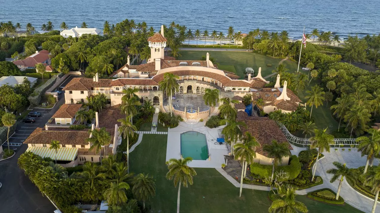 FBI recovers top secret documents during raid at Trumps residence in Florida