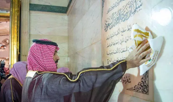On behalf of King Salman, Saudi crown prince washes Holy Kaaba
