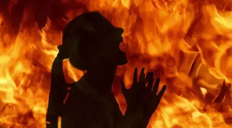 Girl set on fire for refusing proposal in Jharkhand dies, protests rage