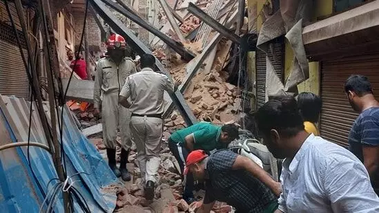 Delhis Azad Market building collapse: three dead, several feared trapped