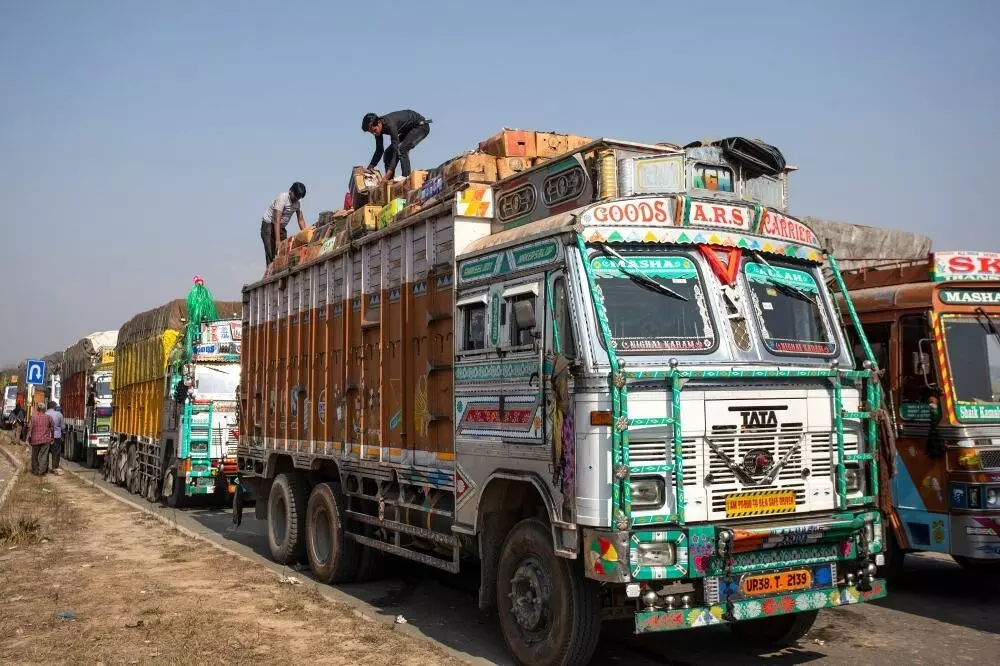 Apple truckloads rot on highway; J&K cultivators go on strike