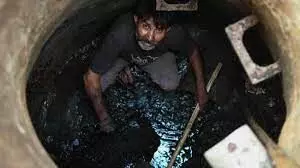 Two die cleaning sewer in Delhi, High Court condemns the incident