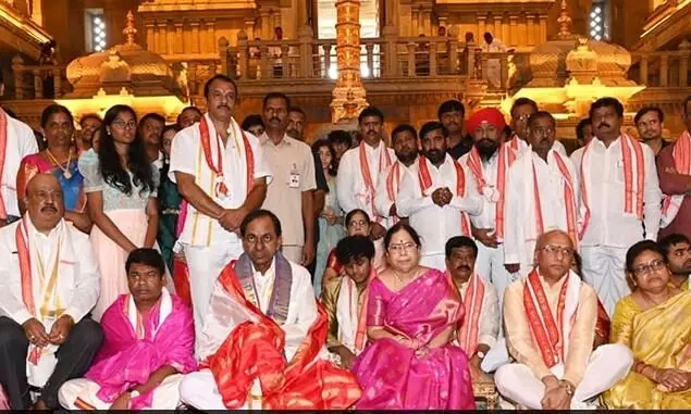 Telangana CM KCR offers 1 kg gold, silk clothes to temple