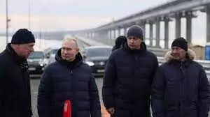 Putin visits the frontline in Ukraine in a first