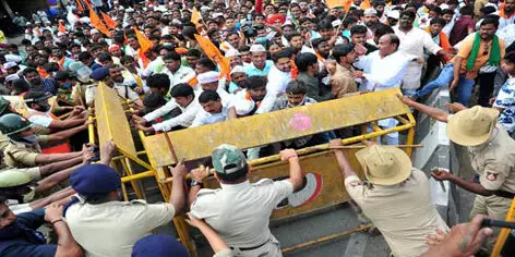 BJP MLA leads over 1 Lakh protesting Lingayats in Karnataka