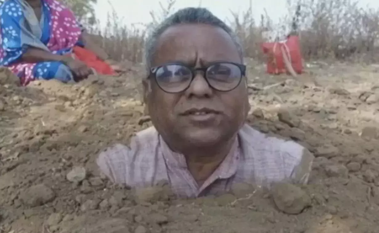 Maharashtra farmer vows to remain buried in mud till he gets documents of land