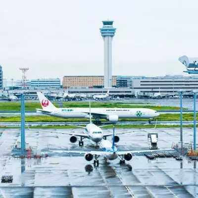 2 passenger planes collide with each other at Tokyo airport