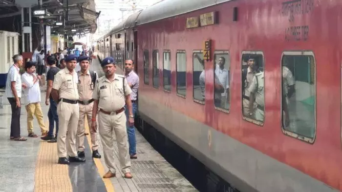 Railway Board forms high-level panel to probe Mumbai train firing incident