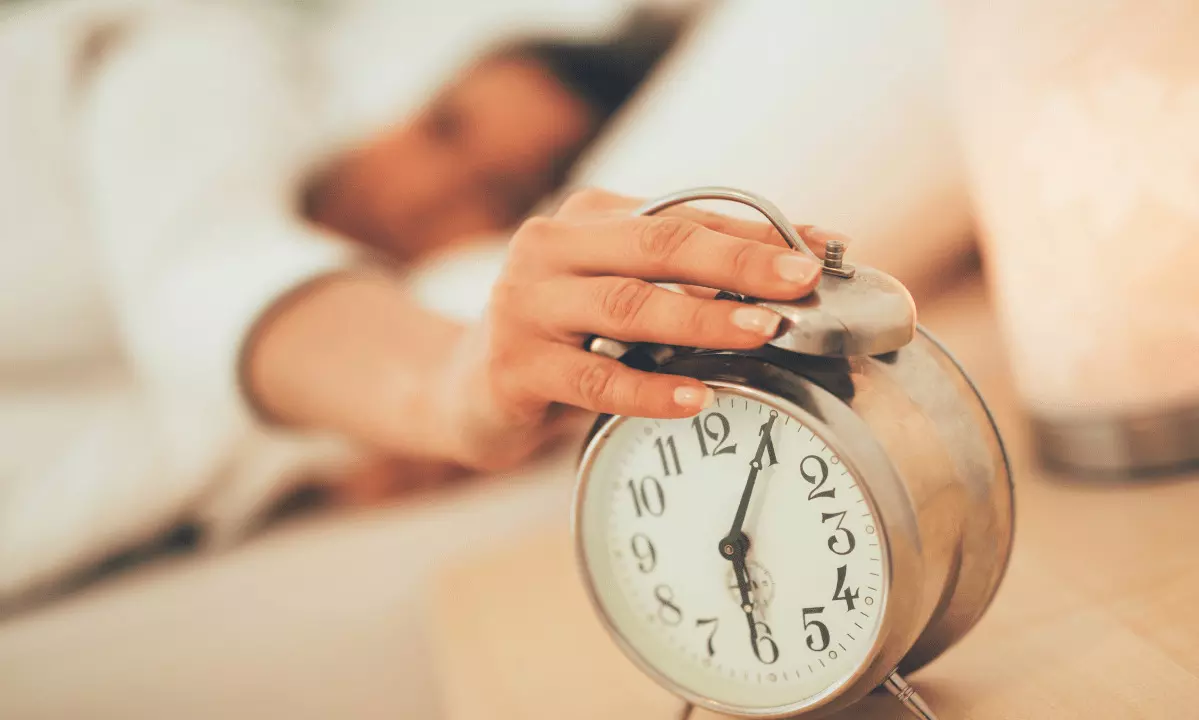 Late sleeping on weekends, waking early on workdays may negatively affect health