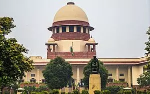 SC permits Delhi govt to amend plea to challenge law on control of services