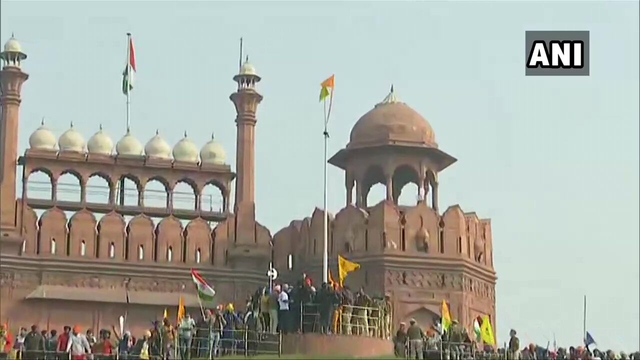 Flags installed by farmers continue to fly at Red Fort.