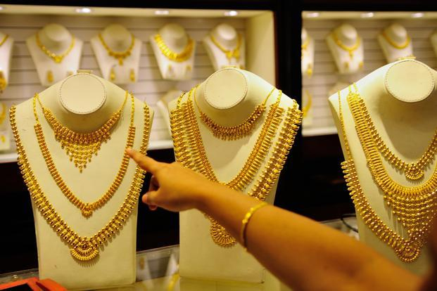 Gold drops to Rs.25,800 per 10 grams, demand soars