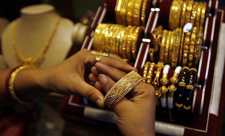 250 gram gold seized at Karipur airport