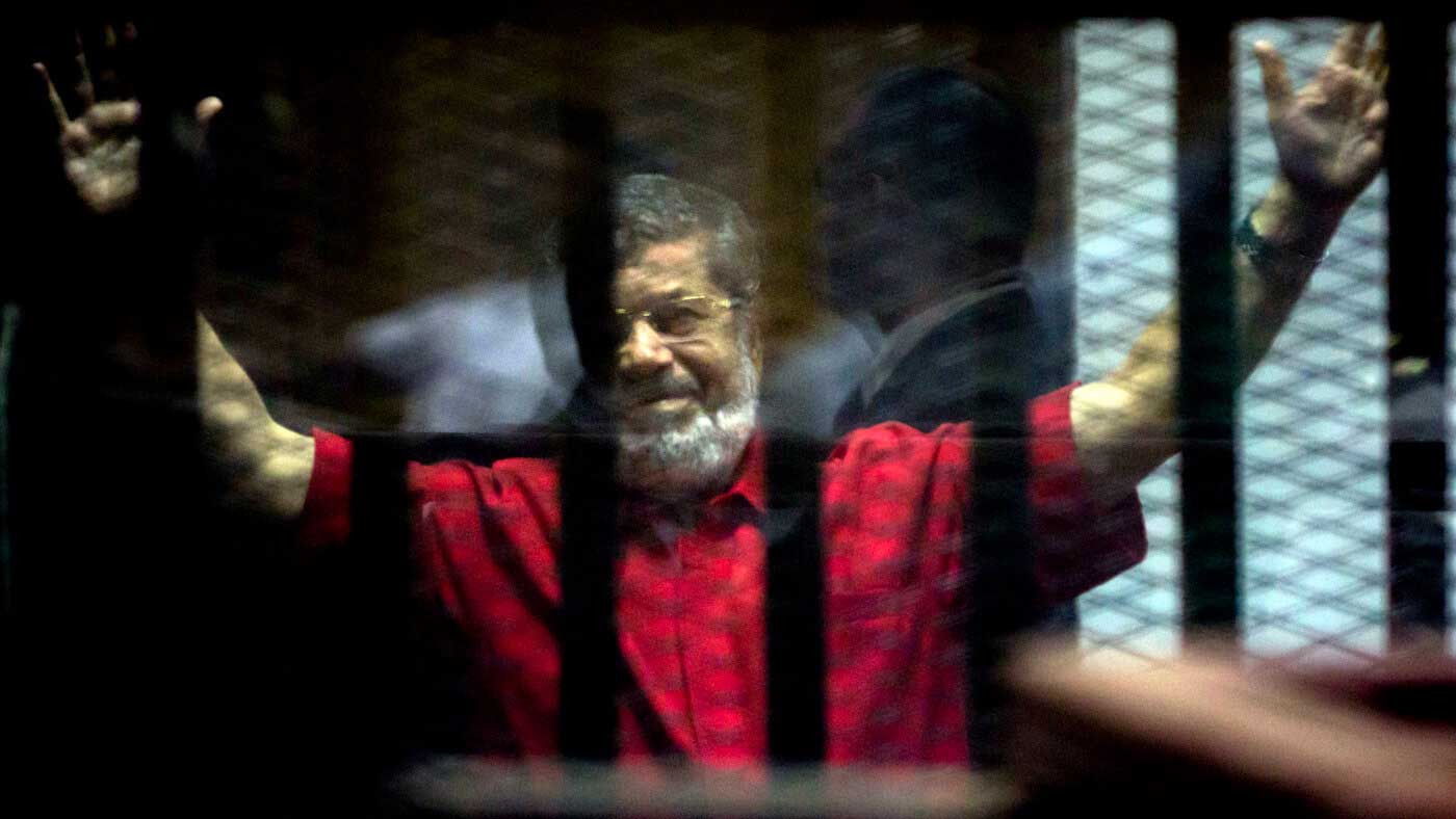 Egypt court jails 15 Morsi loyalists 10 years over violence